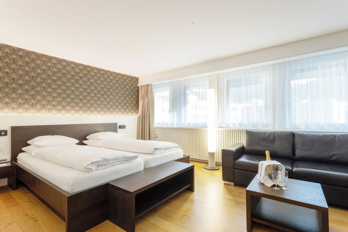 Quarto casal superior | Roupas de cama antialérgicas, frigobar, cofres nos quartos, escrivaninha