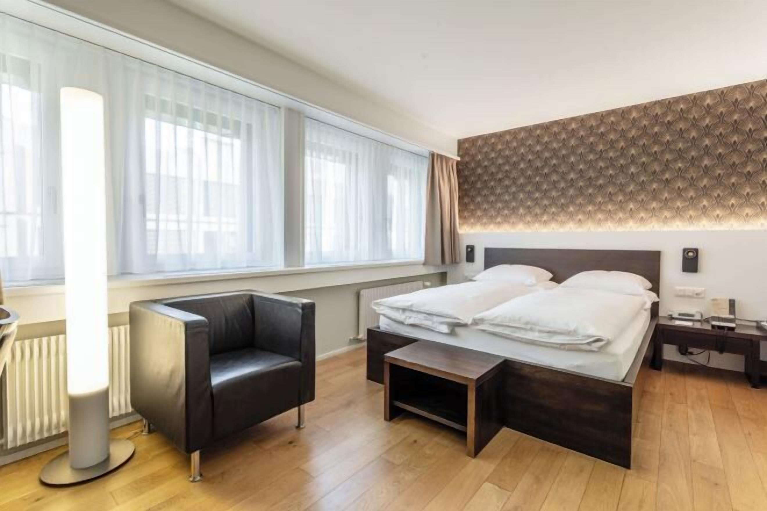 Hypo-allergenic bedding, minibar, in-room safe, desk