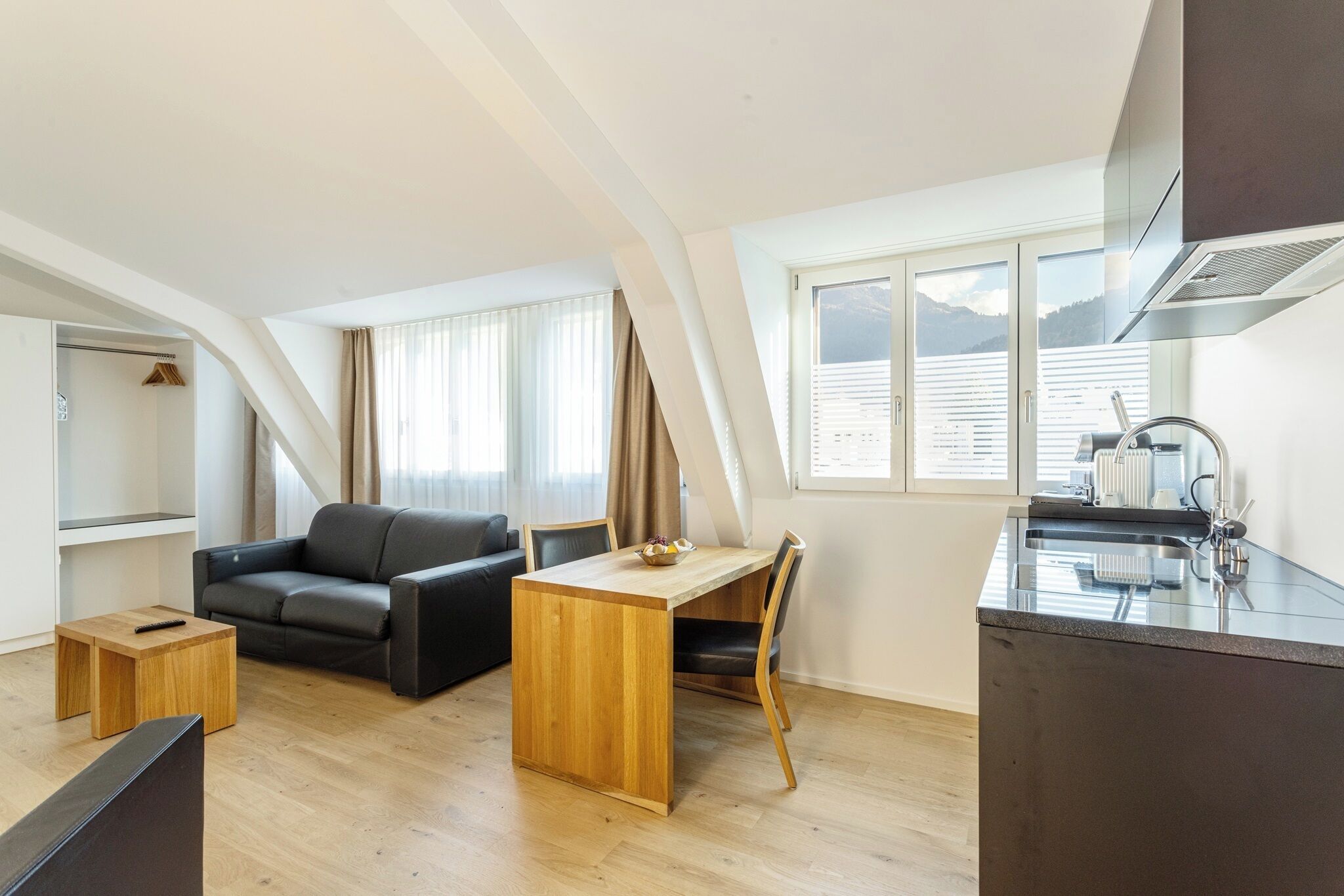 suite, air condition | hypo-allergenic bedding, minibar, in-room safe, desk