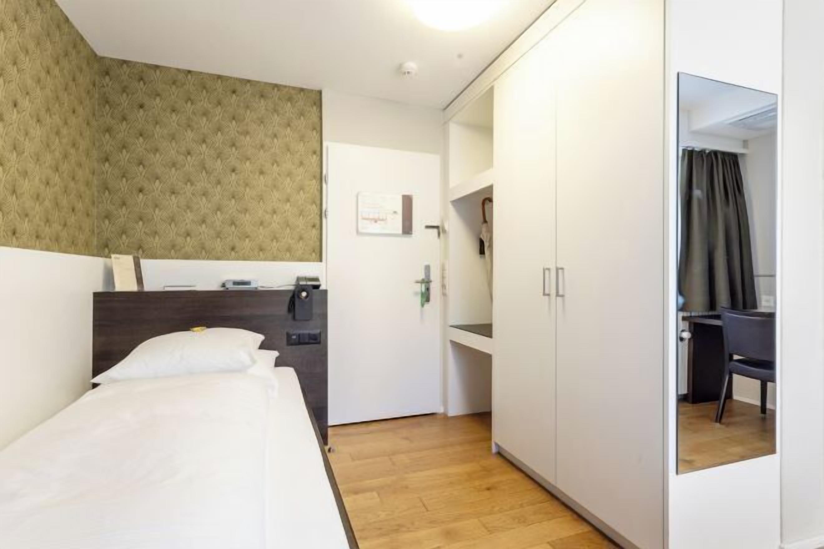 Hypo-allergenic bedding, minibar, in-room safe, desk