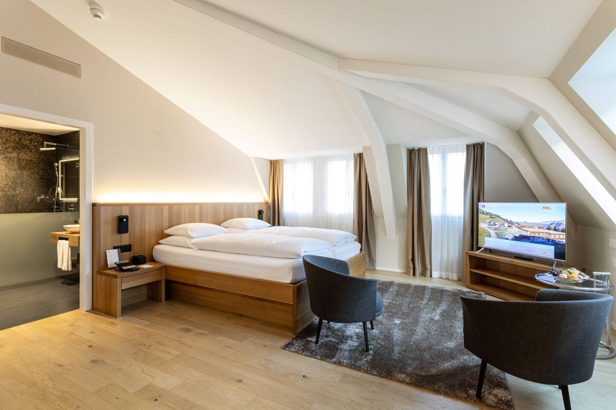 Quarto casal luxo | Roupas de cama antialérgicas, frigobar, cofres nos quartos, escrivaninha