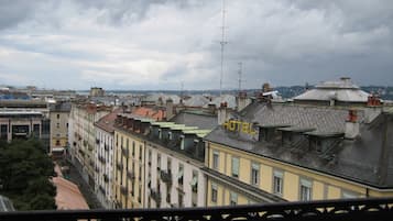 A hotel with multiple balconies and a view of the cityscape.