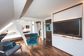 Suite júnior | Sala d'estar | Televisor de pantalla plana