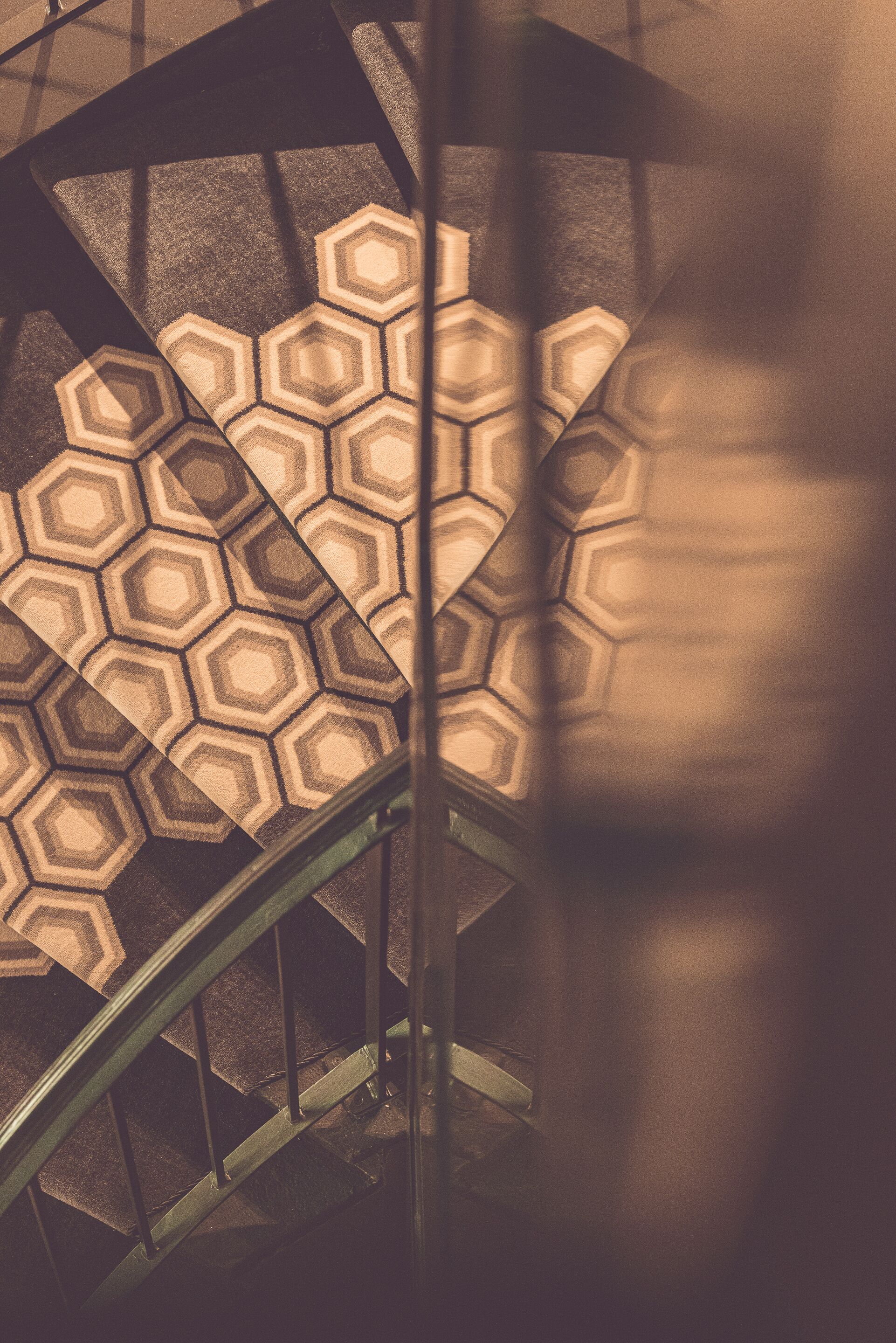 Una escalera con piso de diseño geométrico.