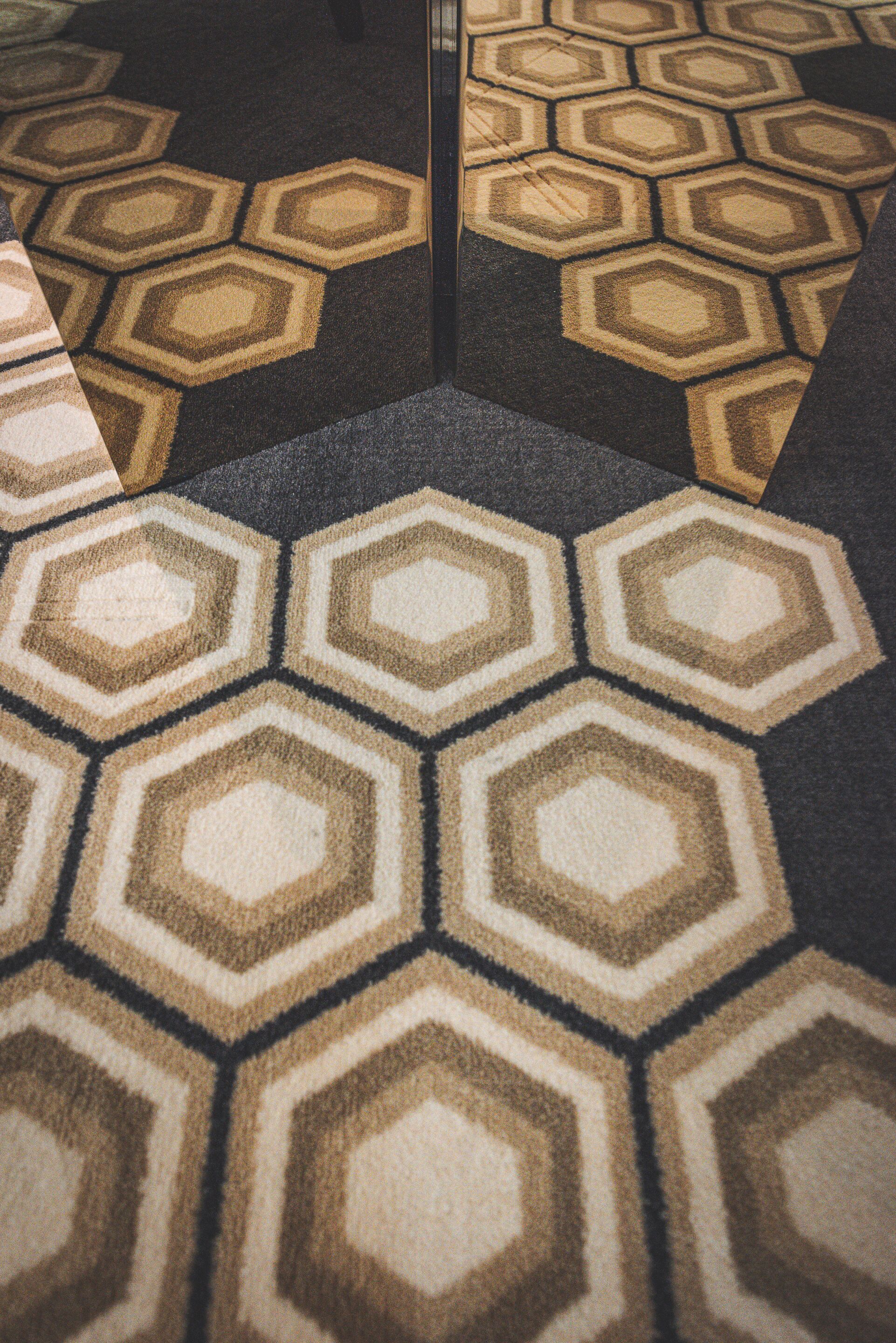 Un tapis orné d’un motif géométrique composé d’hexagones.