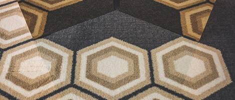 Un tapis orné d’un motif géométrique composé d’hexagones.