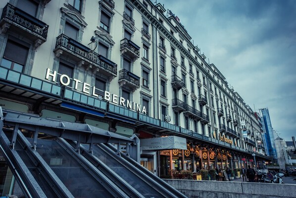 A multi-story hotel with balconies and signage for Hotel Bernina and Les Bords.