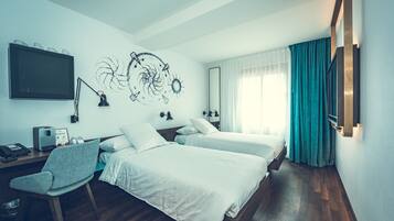 Deluxe Twin Room | Minibar, in-room safe, desk, soundproofing