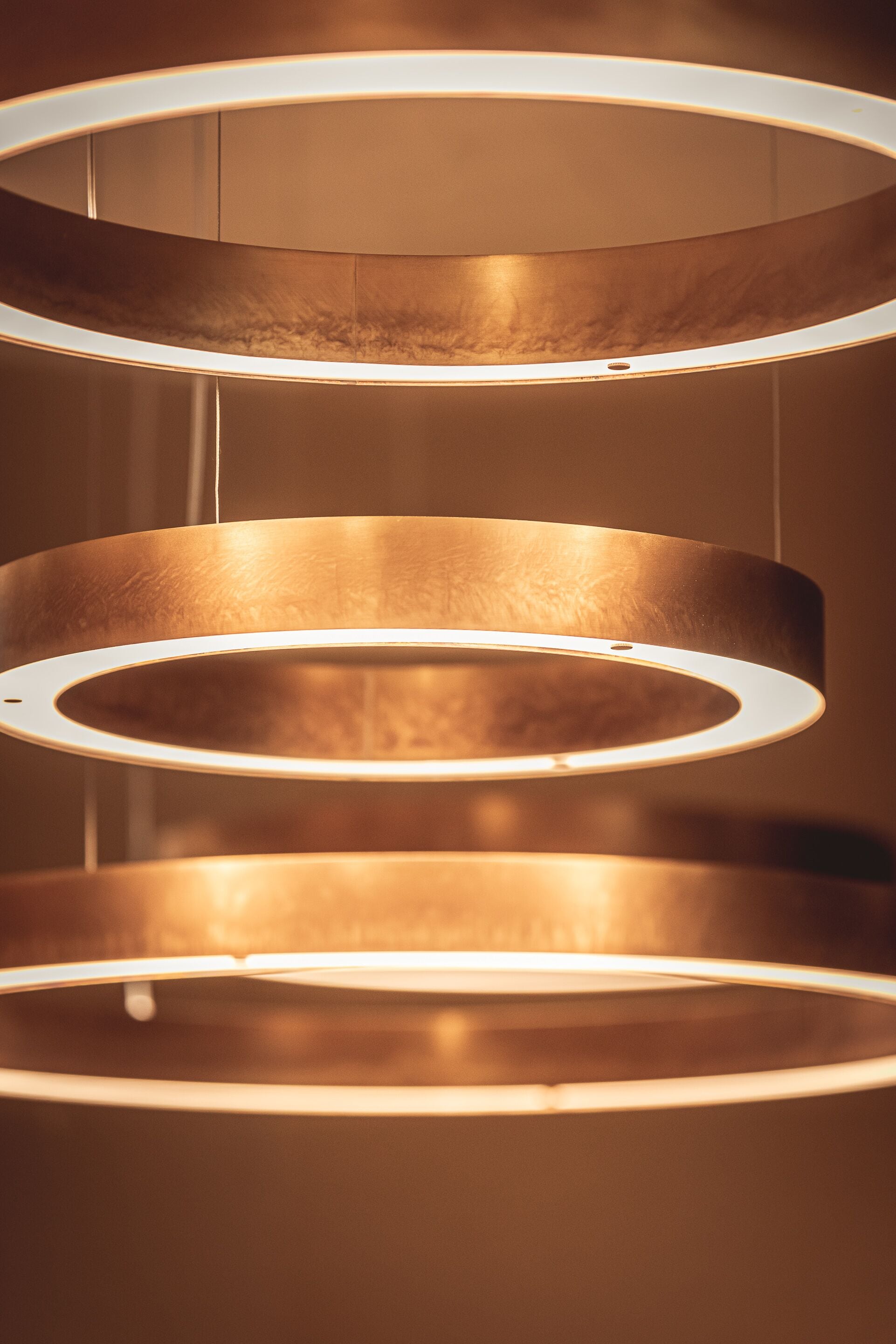 Eine mehrstufige, runde Metallleuchte mit einer zentralen Lichtquelle.