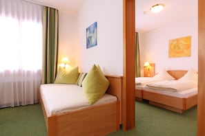 Suite, 1 Bedroom, Mountain View | Bathroom | Combined shower/bathtub, hair dryer, towels - Bernerhof Swiss Quality Hotel (Kandersteg)