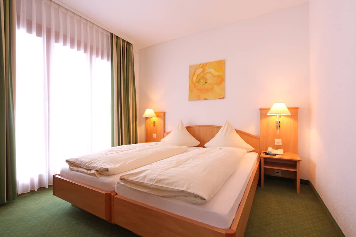 Suite, 1 Bedroom, Mountain View | In-room safe, WiFi (free), alarm clocks, bed sheets