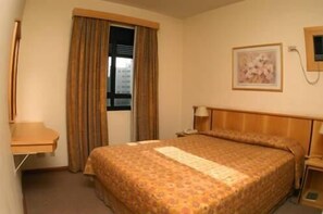 Minibar, desk, blackout drapes, free cribs/infant beds - Travel Inn Conde Luciano (Sao Paulo)