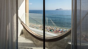 A balcony with a view of a beach and the sea. - Hotel Arpoador (Rio de Janeiro)