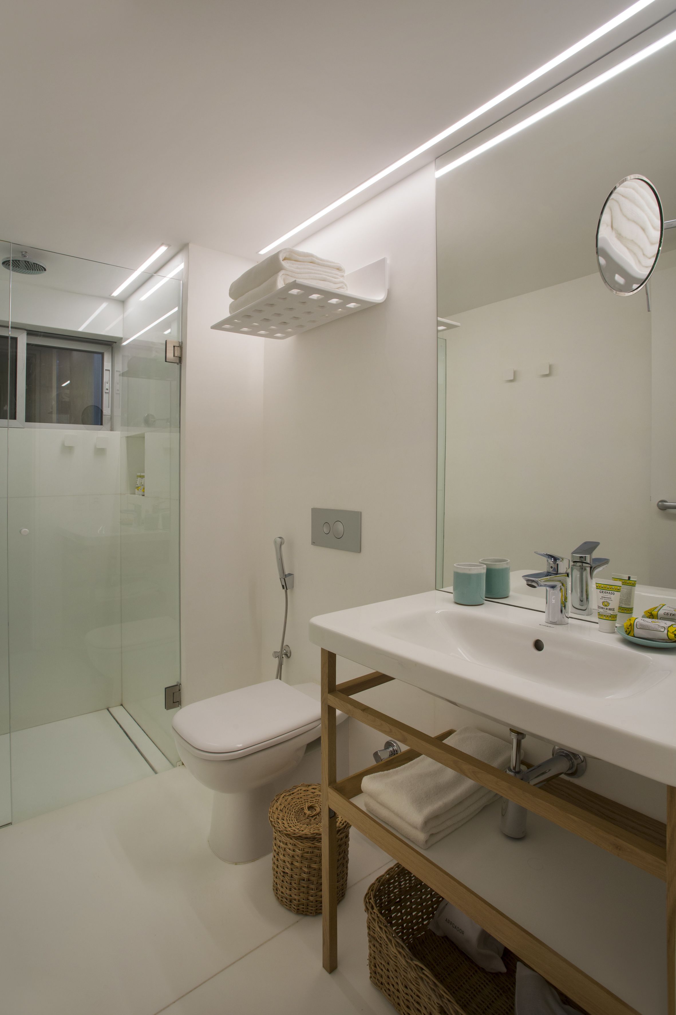 double or twin room, courtyard view | bathroom shower