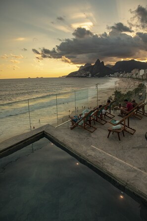 On the beach, beach umbrellas, beach towels - Hotel Arpoador (Rio de Janeiro)