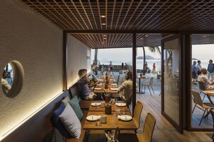 供應早餐、午餐及晚餐