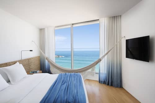 Habitación Grand, vistas al mar | Minibar, caja fuerte, cortinas opacas y sistema de insonorización