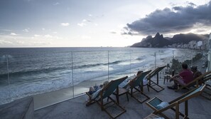 Plage, parasols, serviettes de plage