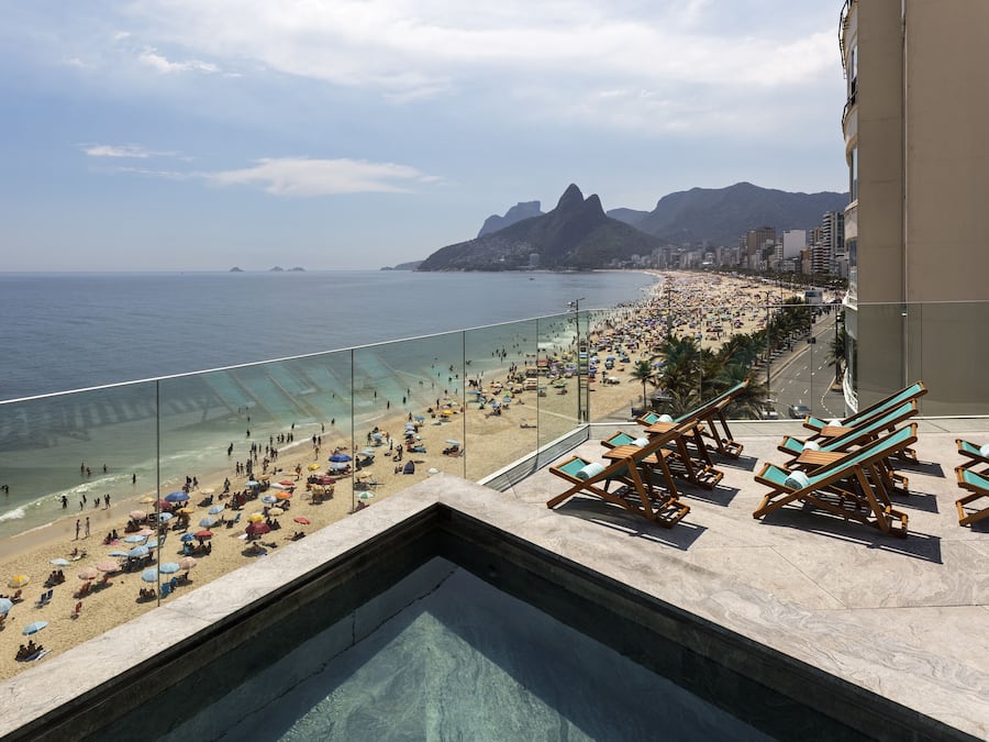 Una piscina al aire libre (de 08:00 a 20:00), tumbonas