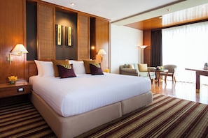 Safe på rommet, skrivebord, blendingsgardiner og lydisolert