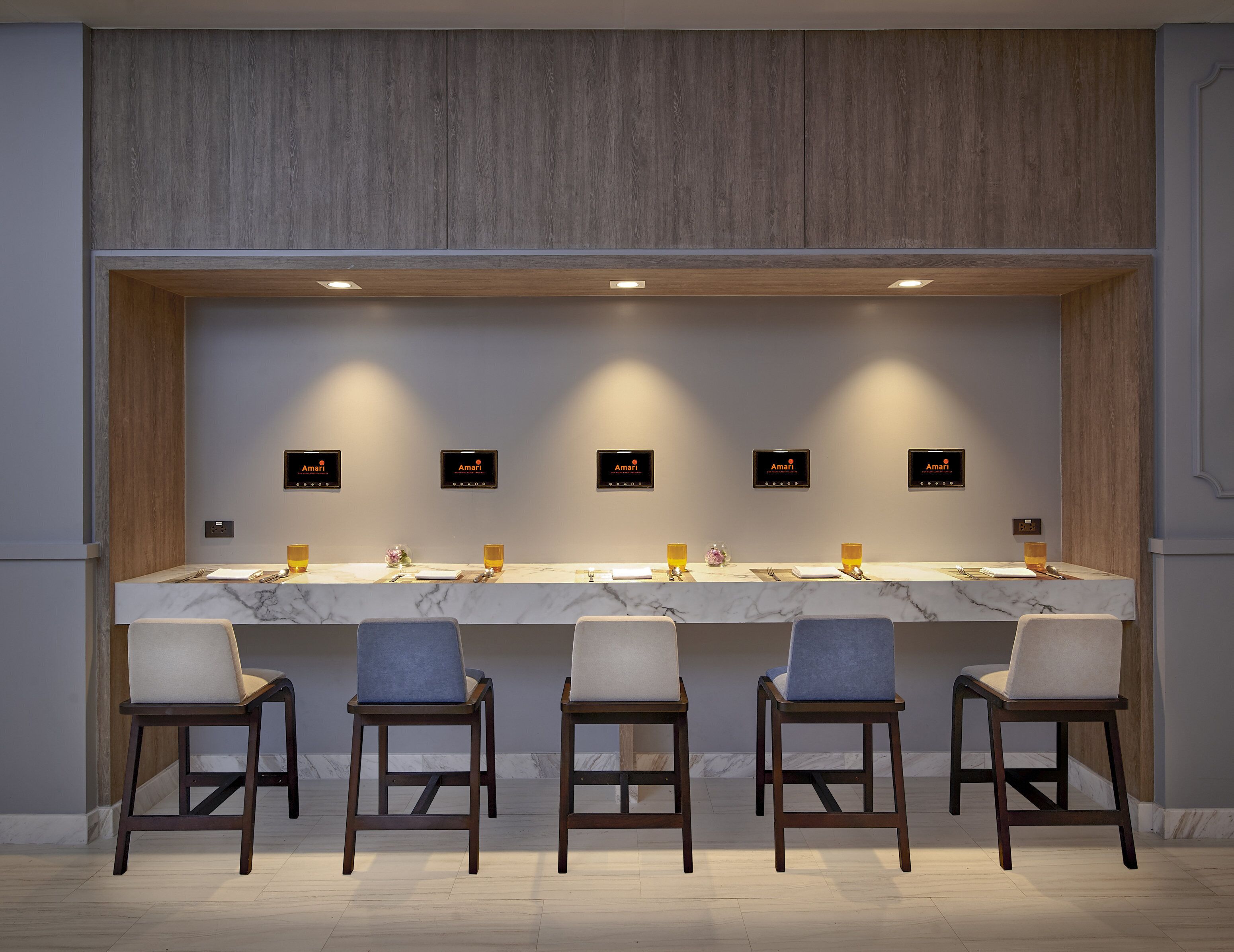 breakfast, lunch, dinner served; international cuisine