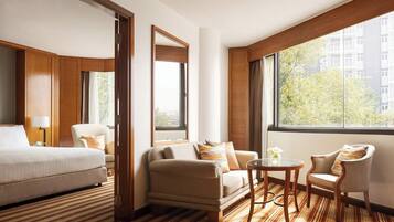 Zimmersafe, Schreibtisch, Verdunkelungsvorhänge, schallisolierte Zimmer