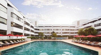 Piscine extérieure, parasols de plage, chaises longues