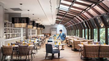供應早餐、午餐和晚餐,國際料理