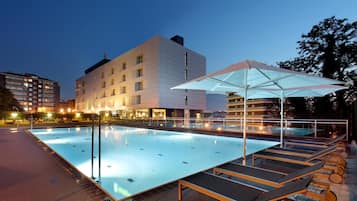 Una piscina al aire libre de temporada
