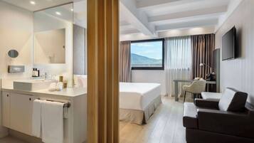 Milieuvriendelijke toiletartikelen, een haardroger, pantoffels