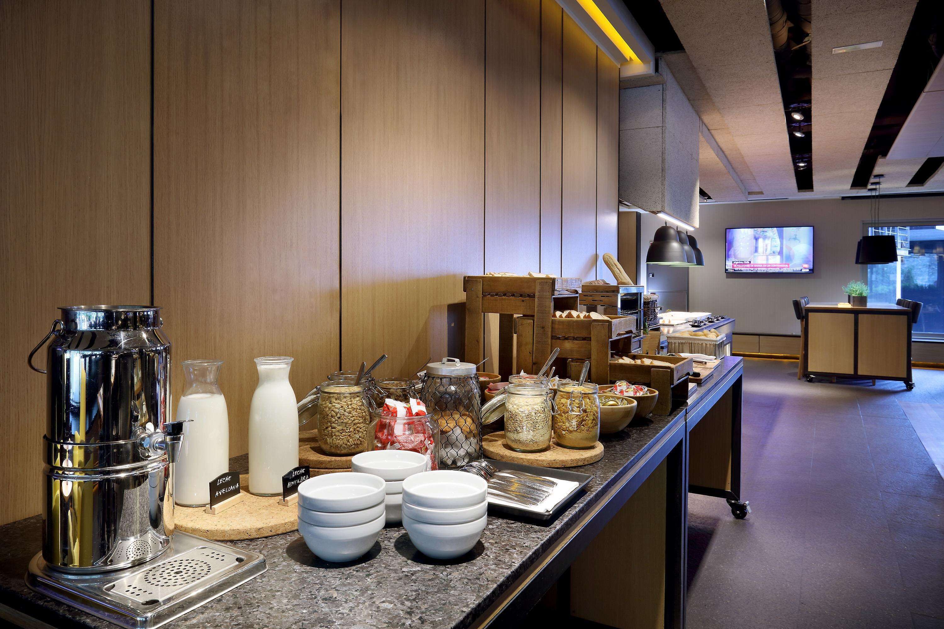 Un espace buffet pour le petit-déjeuner proposant divers aliments et une machine à café.