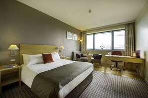 Desk, blackout curtains, soundproofing, iron/ironing board - Cork Airport Hotel (Cork)