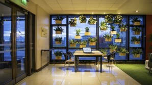 Lobby sitting area - Cork Airport Hotel (Cork)
