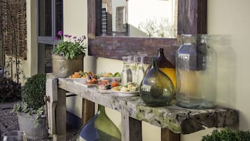 Der serveres morgenmad, frokost og aftensmad