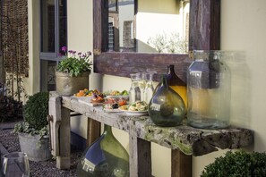 Breakfast, lunch and dinner served