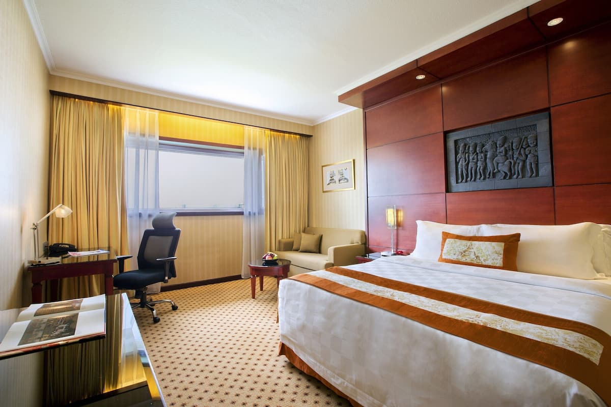 premium bedding, in-room safe, desk, laptop workspace