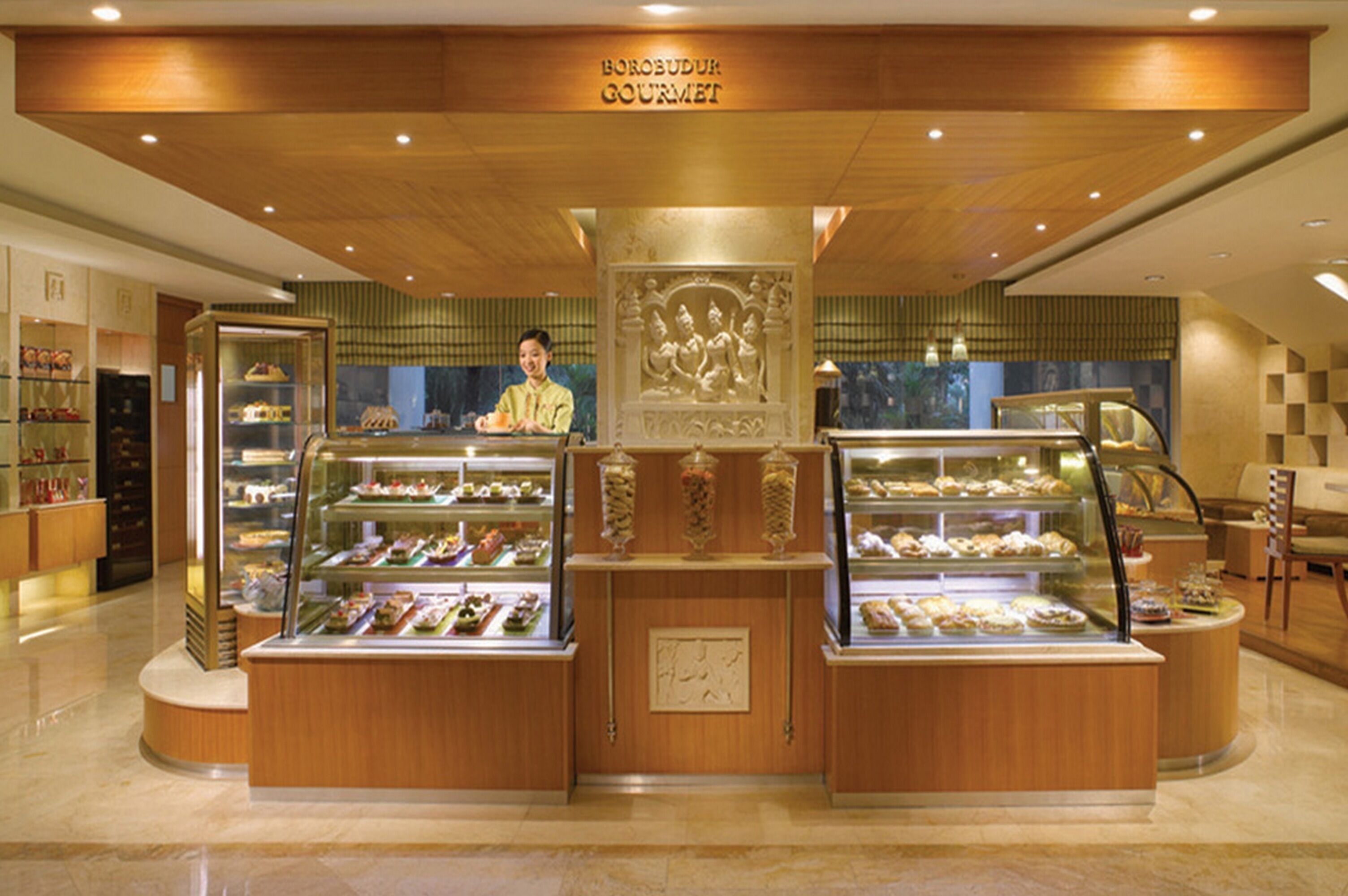 8 restaurants, breakfast, lunch, dinner served; international cuisine