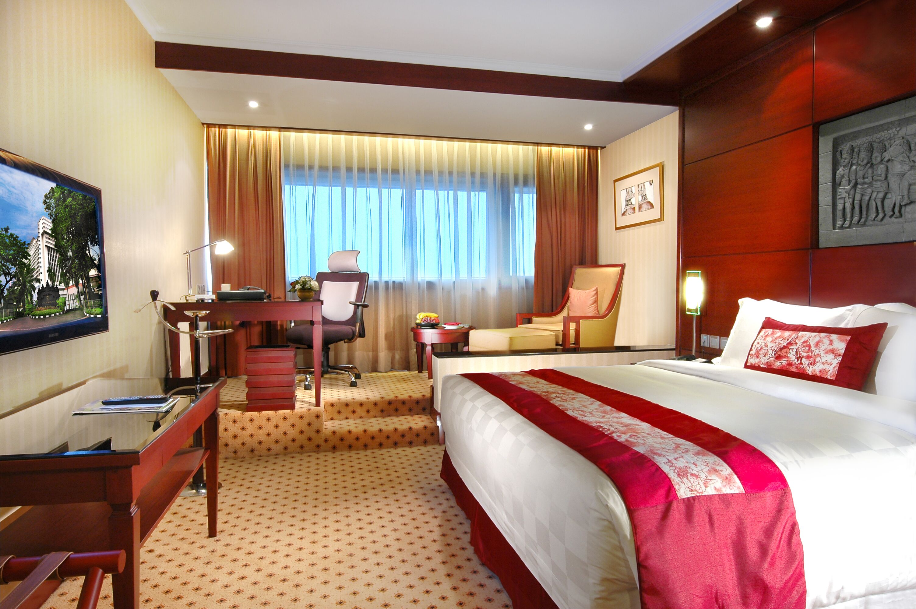 premium bedding, in-room safe, desk, laptop workspace