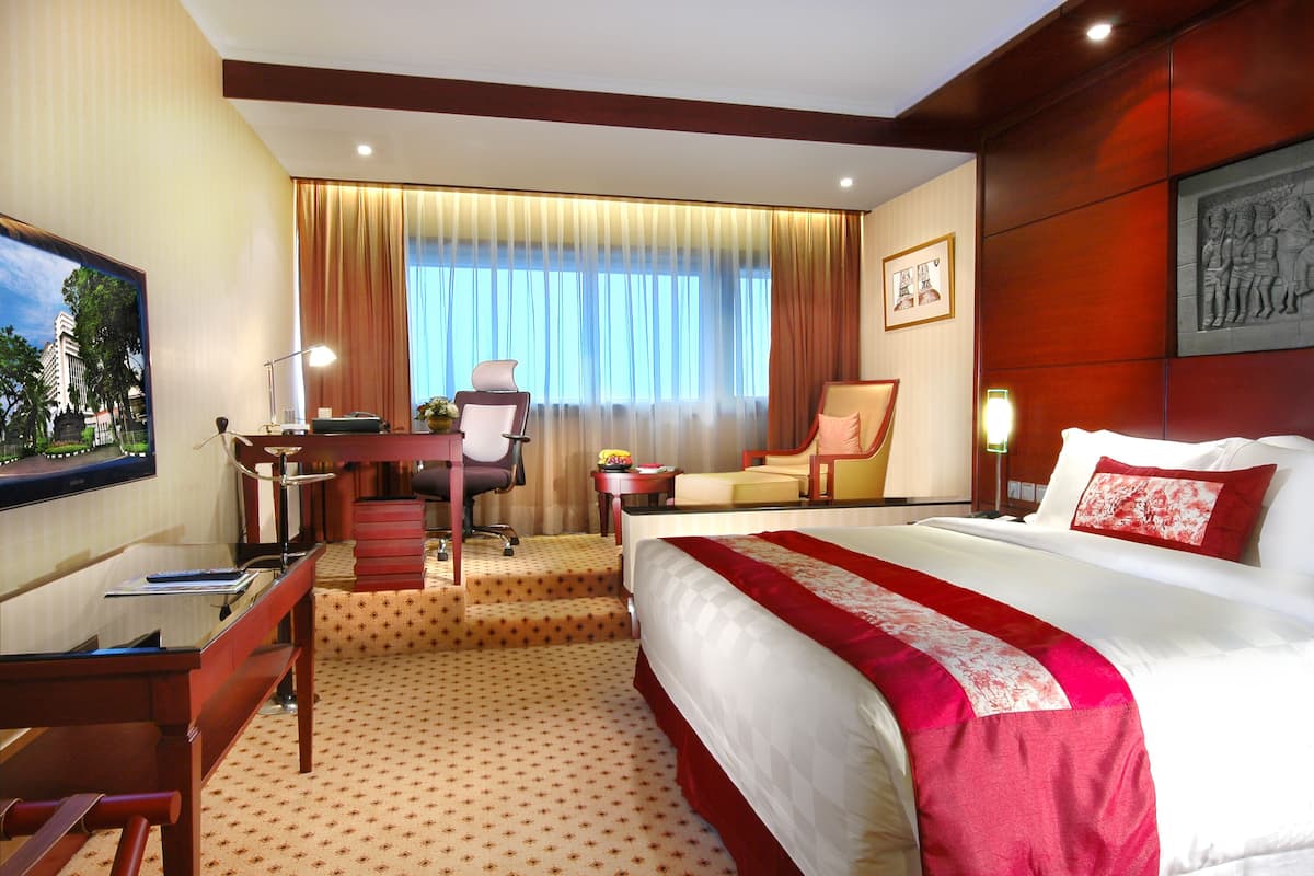 premium bedding, in-room safe, desk, laptop workspace