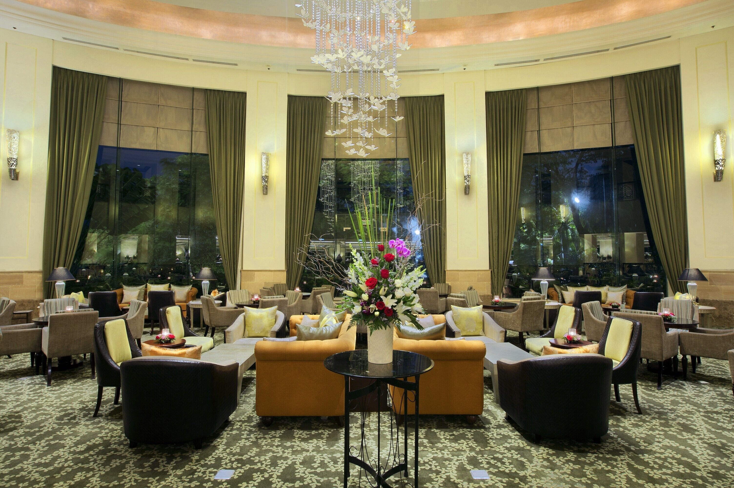 8 restaurants, breakfast, lunch, dinner served; international cuisine