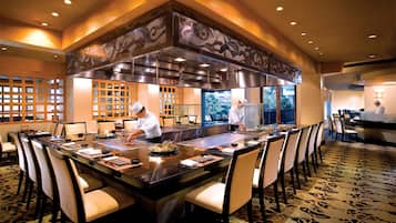 8 間餐廳,供應早餐、午餐和晚餐,國際料理