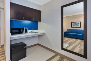 Suite, 1 cama de matrimonio grande (Communications, Accessible Tub) | Servicio de la habitación