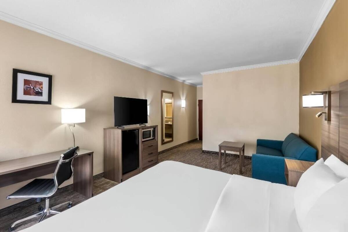 Desk, iron/ironing board, free WiFi, bed sheets