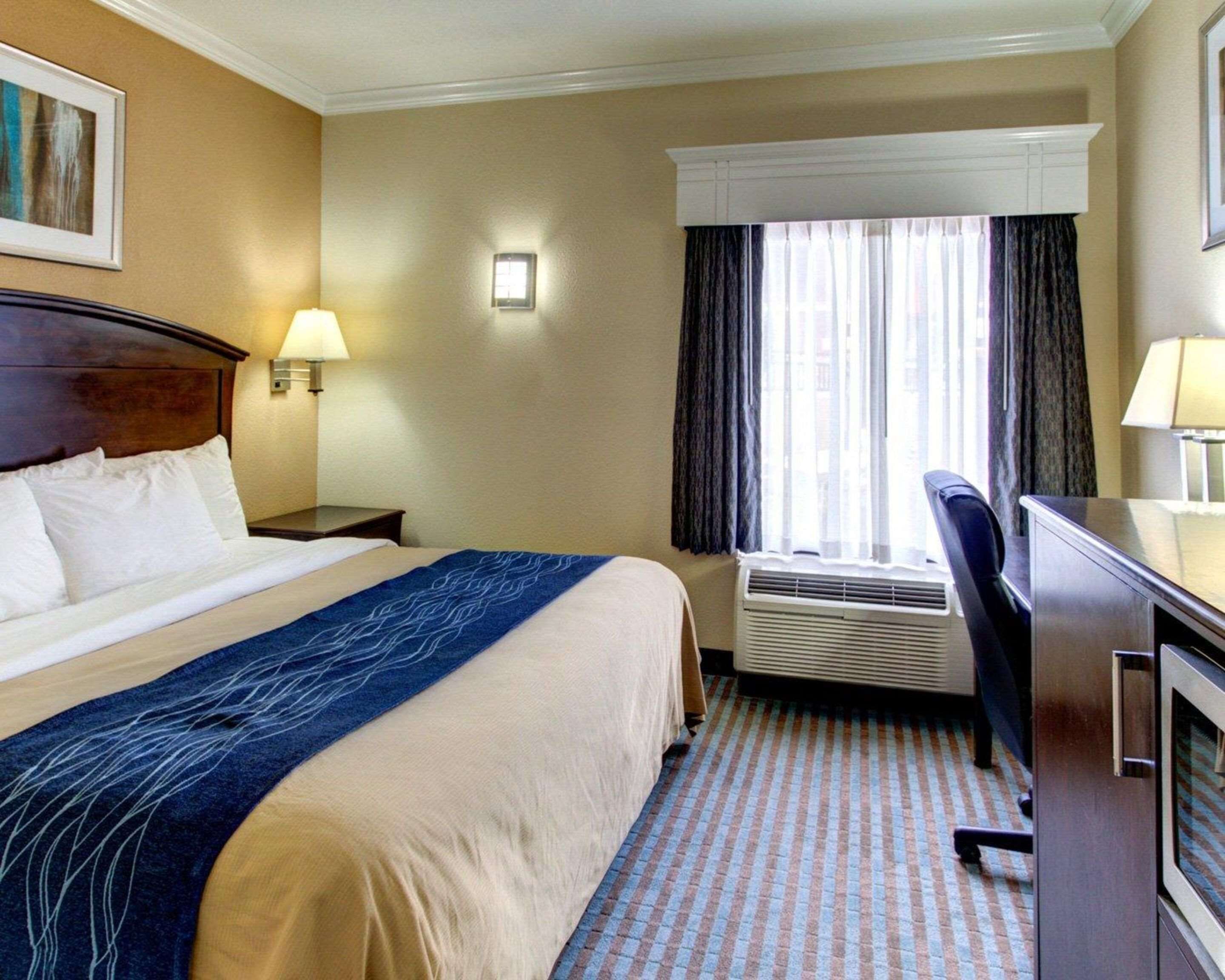 one king bed non-smoking with jetted tub | 1 bedroom, desk, iron/ironing board, free wifi