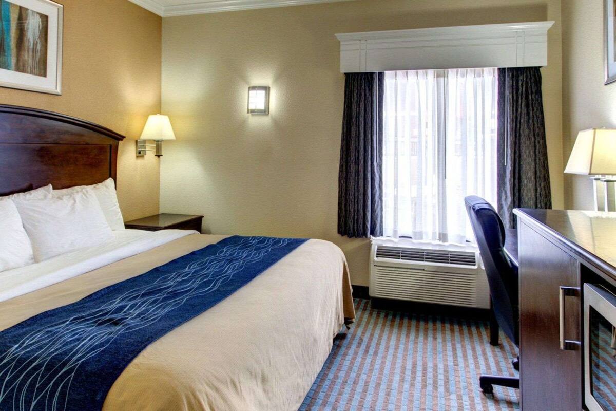 one king bed non-smoking with jetted tub | 1 bedroom, desk, iron/ironing board, free wifi