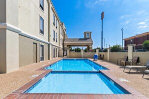 Una piscina al aire libre de temporada