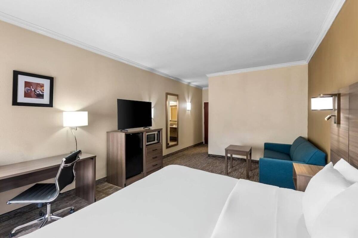 Desk, iron/ironing board, free WiFi, bed sheets