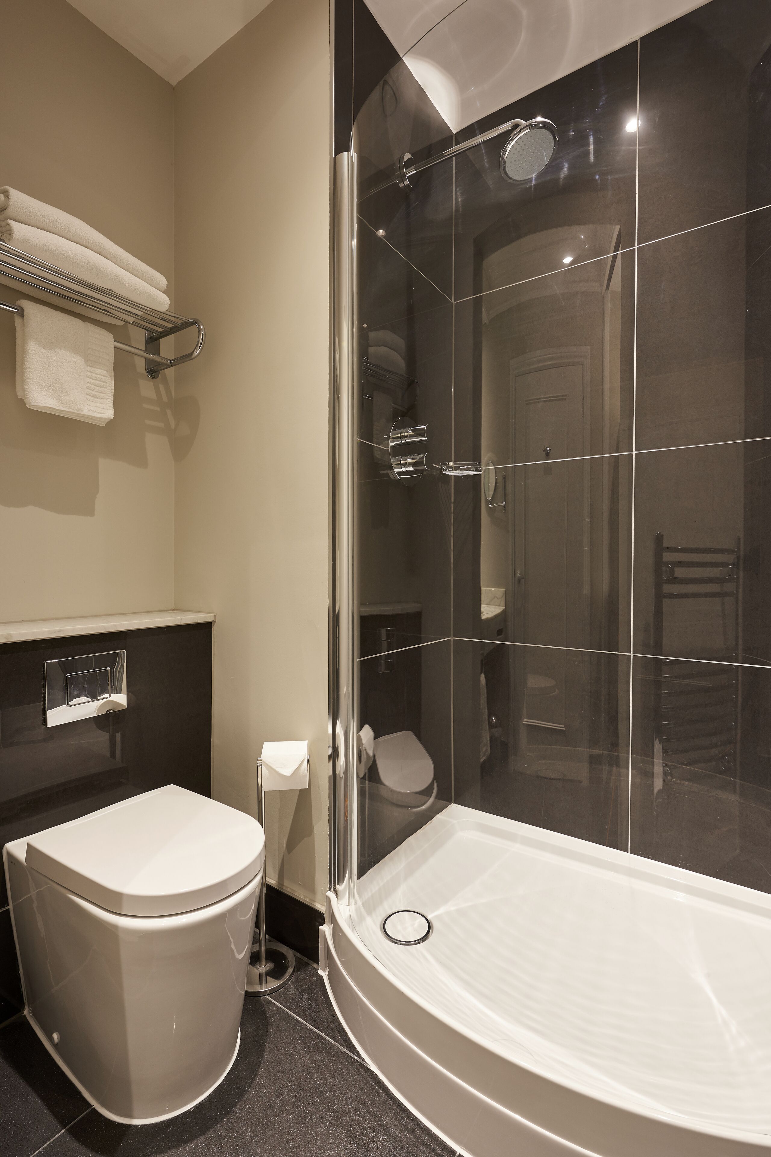 Combined shower/bathtub, designer toiletries, hair dryer, towels