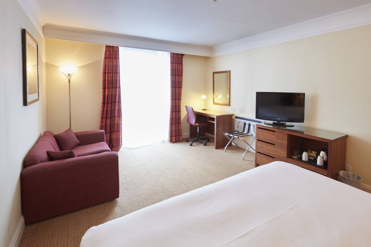 Desk, iron/ironing board, WiFi (free), bed sheets