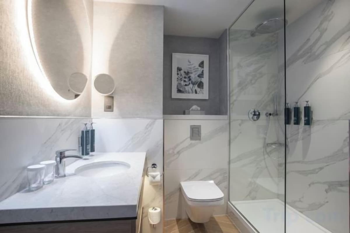 Bathroom | Rainfall showerhead, free toiletries, hair dryer, towels